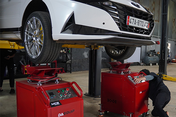 Xe nâng lên cầu để soát cụm gầm tại MCB Garage