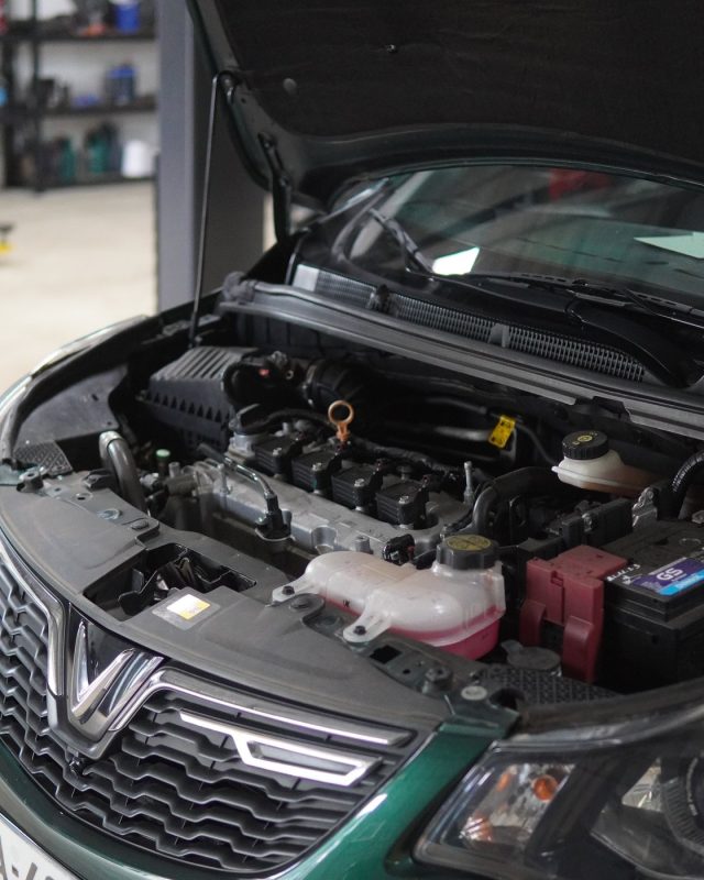 Vinfast Fadil mở nắp ca-pô chờ bảo dưỡng tại MCB Garage Buôn Ma Thuột