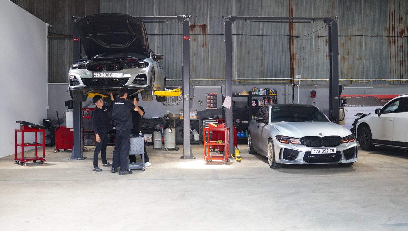 Không gian xưởng MCB Garage tại Buôn Ma Thuột với hai cầu nâng đang có xe