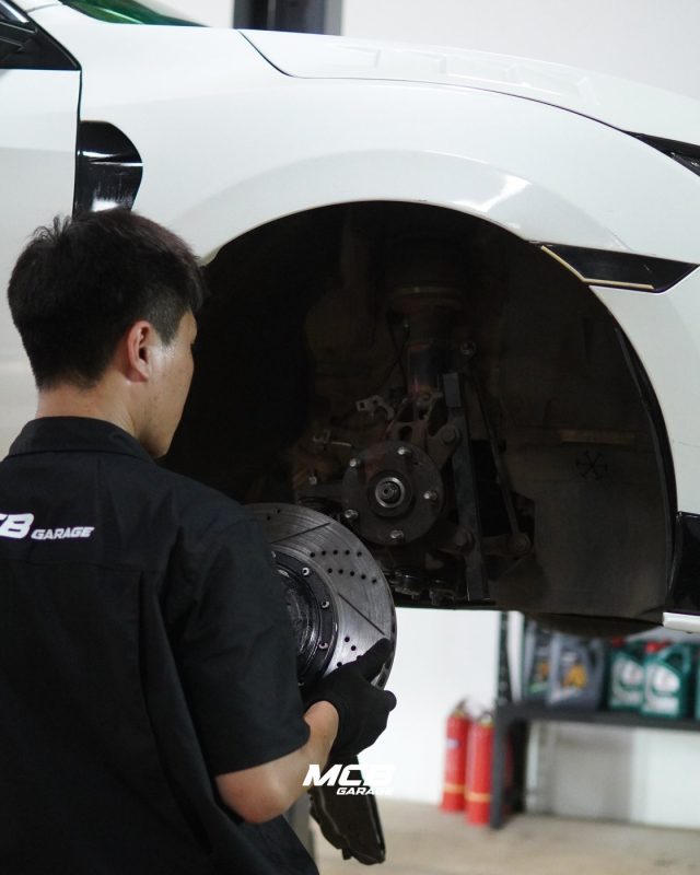 Kỹ thuật viên MCB Garage kiểm tra moay-ơ và bạc đạn bánh trước xe Honda Civic