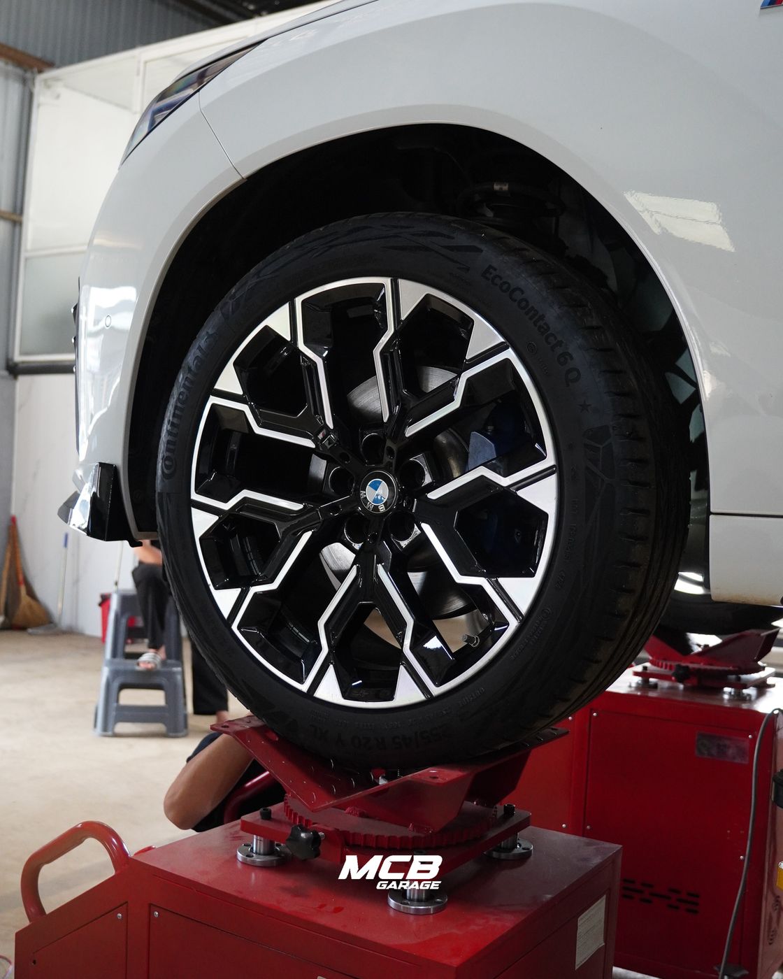 Máy rung giả lập đường xấu đang kiểm tra gầm xe tại MCB Garage
