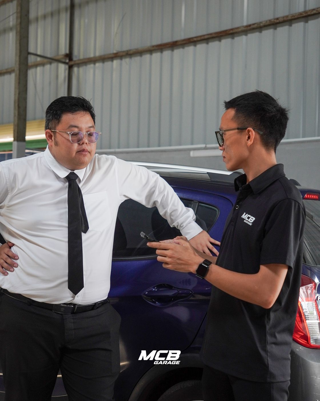 Út MCB tư vấn trực tiếp cho khách tại xưởng MCB Garage