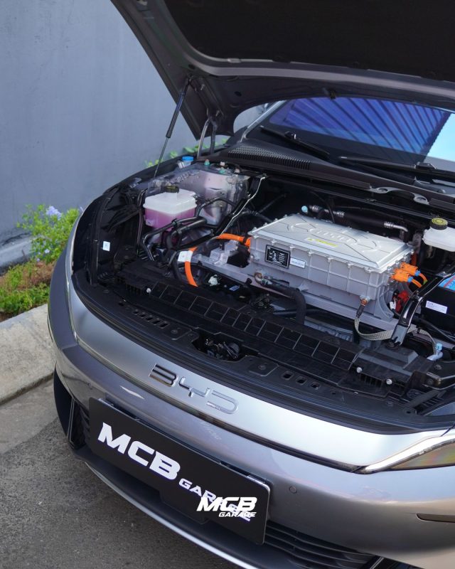 Vệ sinh khoang máy xe điện BYD Han tại MCB Garage Buôn Ma Thuột
