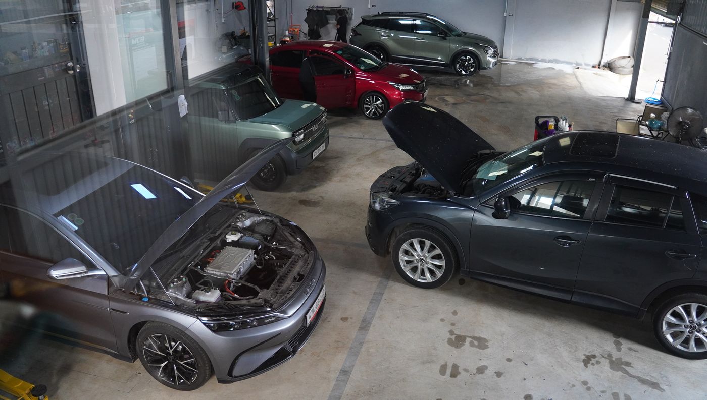 Xe của khách đậu kín sân xưởng MCB Garage