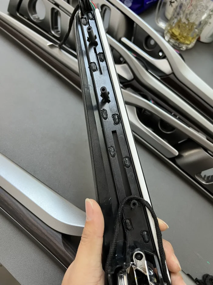 Mặt sau và giắc cắm bộ ốp gỗ đèn viền Ford Mondeo